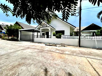 Houses for sale : Single house in Laddarom Sriracha project, quiet and conveniently located.