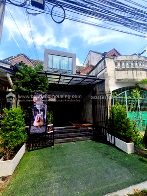 ขายทาวน์โฮม : ขายทาวน์เฮาส์ หมู่บ้านมโนรมย์ 4  ทำเลดี เดินทางสะดวก    บ้านรีโนเวทใหม่ทั้งหลัง พร้อมเข้าอยู่อาศัย