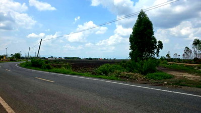 Land for sale : Prime Land for Sale — 20 Rai 82 Square Wah Excellent location with open views and direct access to a paved main road. Nakhon Nayok.