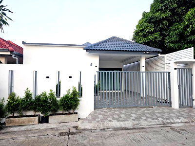 Houses for sale Rubberland : Single house for sale in Pattanarungruang Village, Pattaya, Bang Lamung, Chonburi. move in Ready