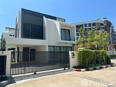 Impeccably Renewed — A Garden Villa on a Generous Plot 6401900