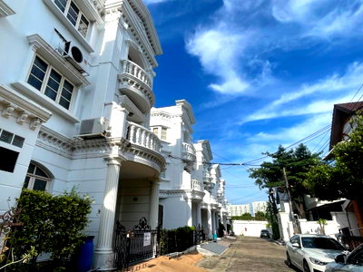 Townhouses for rent Watthana : Townhouse 5 beds with garden beside about 5-10min walk BTS On Nut 