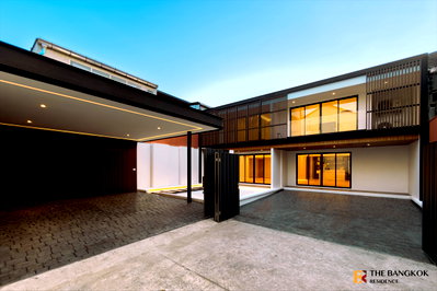 Houses for sale Khlong Toei : 🏡 House for Sale Minimal Modern Luxury Home on 62 Sq.W. with Parking for 5 Cars near BTS Onnut ✨