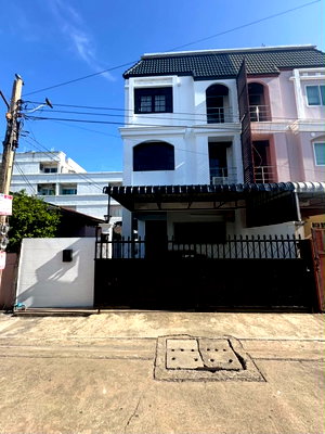 Townhouses for rent Thailand Cultural Centre  : 🏡✨ Townhouse for Rent — Ratchadanivej Soi 4 Warm and cozy 3-storey townhouse in a prime central Bangkok location