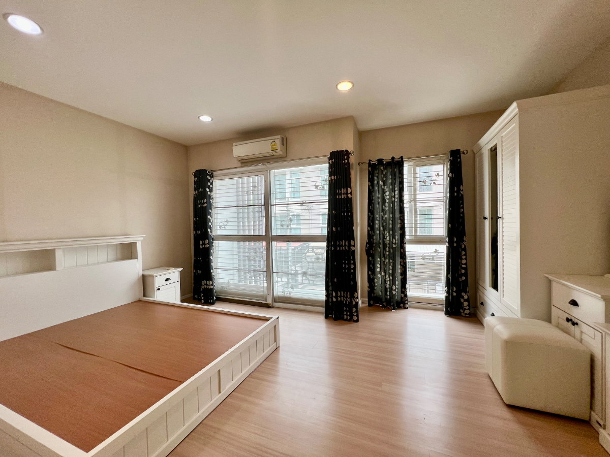 picture For Sale: 3-Storey Townhome at Baan Klang Muang Rama 9 – Motorway Move-in Ready | Fully Furnished | Prime Location Near Expressway and Airport - 21/32