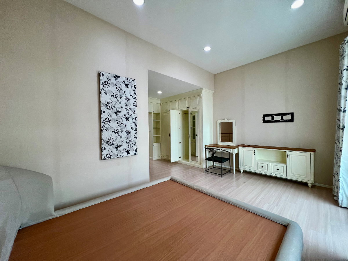 picture For Sale: 3-Storey Townhome at Baan Klang Muang Rama 9 – Motorway Move-in Ready | Fully Furnished | Prime Location Near Expressway and Airport - 27/32