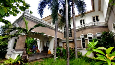 Houses for sale Thawi Watthana : Large Corner Detached House for Sale in Laddawan Pinklao–Kanchanaphisek, 252.9 sq.wah. Special price, negotiable.