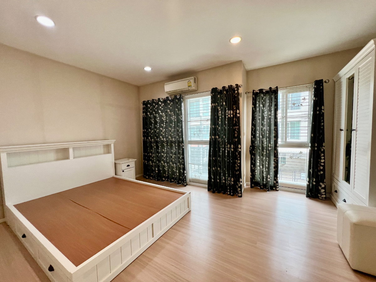picture For Sale: 3-Storey Townhome at Baan Klang Muang Rama 9 – Motorway Move-in Ready | Fully Furnished | Prime Location Near Expressway and Airport - 16/32