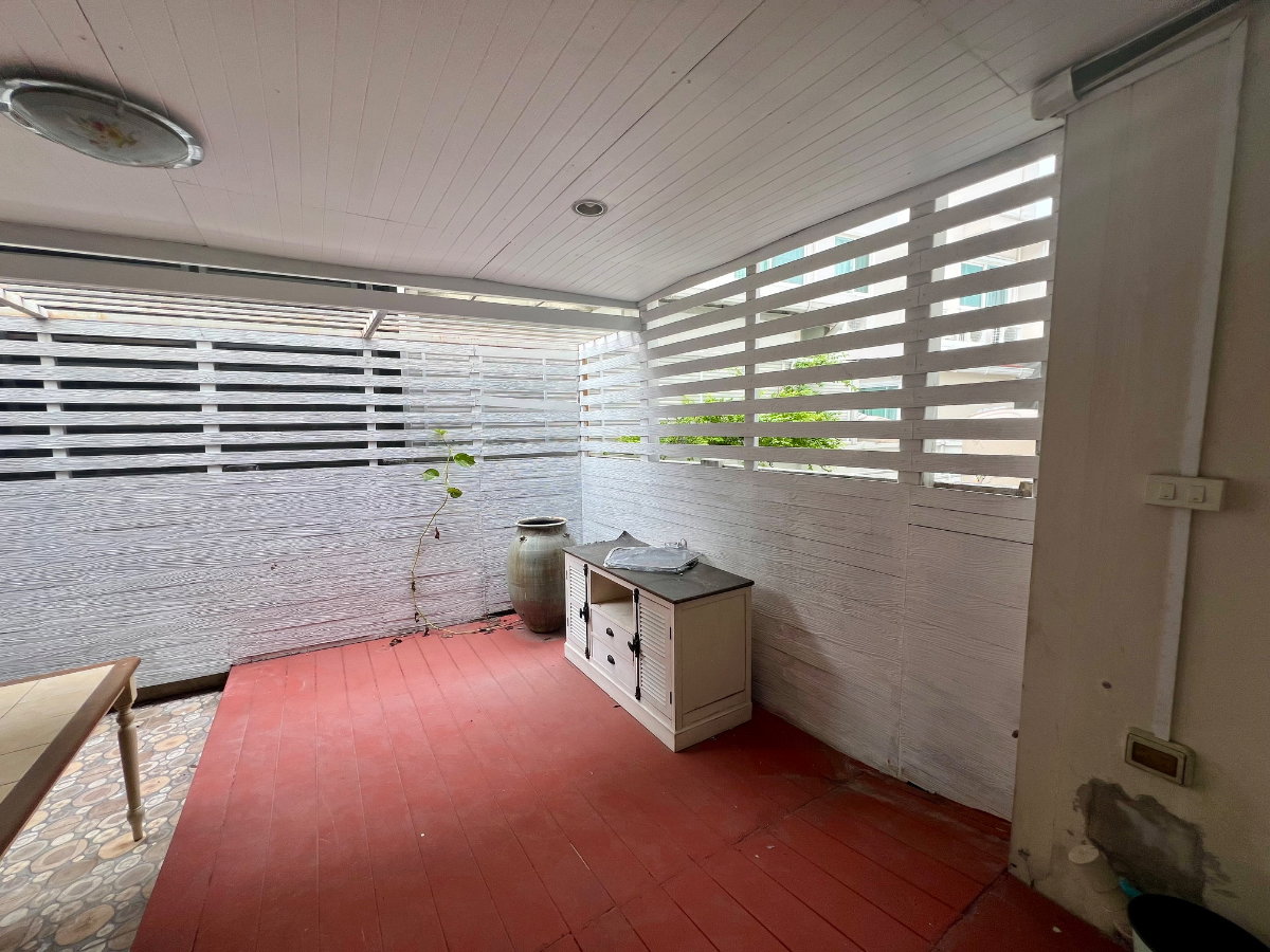 picture For Sale: 3-Storey Townhome at Baan Klang Muang Rama 9 – Motorway Move-in Ready | Fully Furnished | Prime Location Near Expressway and Airport - 10/32
