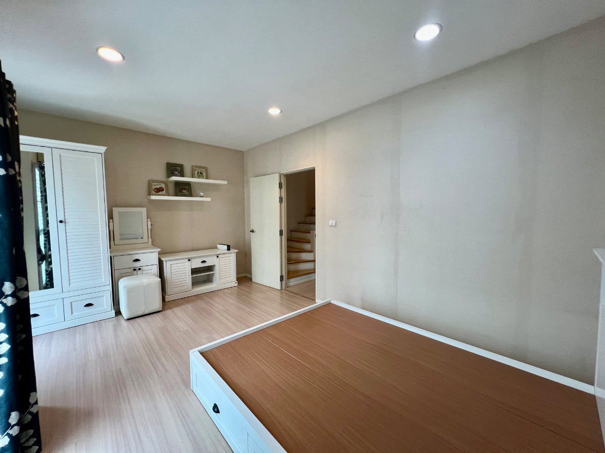 picture For Sale: 3-Storey Townhome at Baan Klang Muang Rama 9 – Motorway Move-in Ready | Fully Furnished | Prime Location Near Expressway and Airport - 17/32