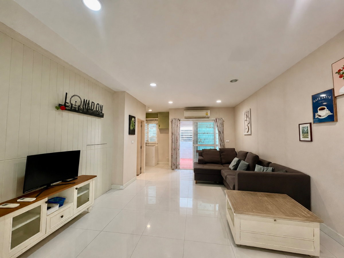 picture For Sale: 3-Storey Townhome at Baan Klang Muang Rama 9 – Motorway Move-in Ready | Fully Furnished | Prime Location Near Expressway and Airport - 4/32