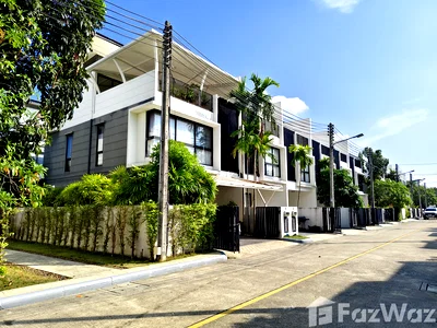 ขายบ้านเดี่ยว : A Rooftop Pool Villa of Singular Distinction 6412047