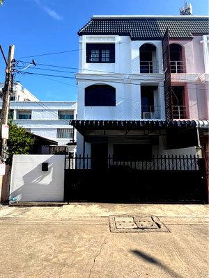 Townhouses for rent Thailand Cultural Centre  : [For Rent 🐶] 3-Storey Townhome : Ratchadanivej soi 4, Huai Khwang | Near KIS & Regent’s Inter school