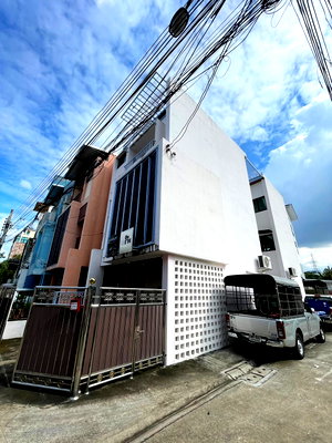 Townhouses for sale BTS Ladphrao Intersection : Townhome Ladprao 18 Yaek 4  MRT 700 m. | Home Office | with studio room