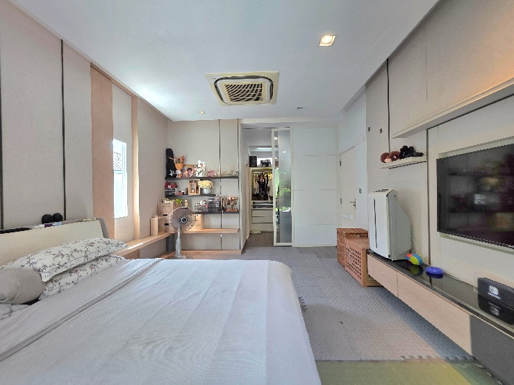 รูป บ้านหรูหน้าสวน ต่อเติมกว้างถึง 300 ตรม. มบ.มัณฑนา ร่มเกล้า กับฮวงจุ้ยมังกรรับทรัพย์ - รูปที่ 11/14