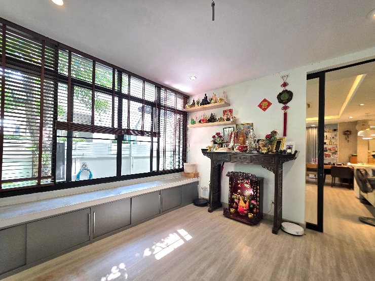รูป บ้านหรูหน้าสวน ต่อเติมกว้างถึง 300 ตรม. มบ.มัณฑนา ร่มเกล้า กับฮวงจุ้ยมังกรรับทรัพย์ - รูปที่ 4/14