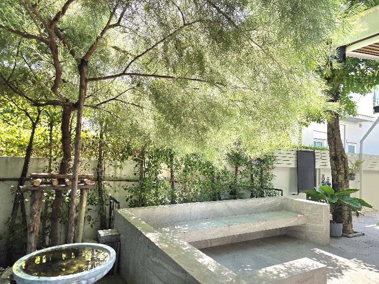 รูป บ้านหรูหน้าสวน ต่อเติมกว้างถึง 300 ตรม. มบ.มัณฑนา ร่มเกล้า กับฮวงจุ้ยมังกรรับทรัพย์ - รูปที่ 12/14