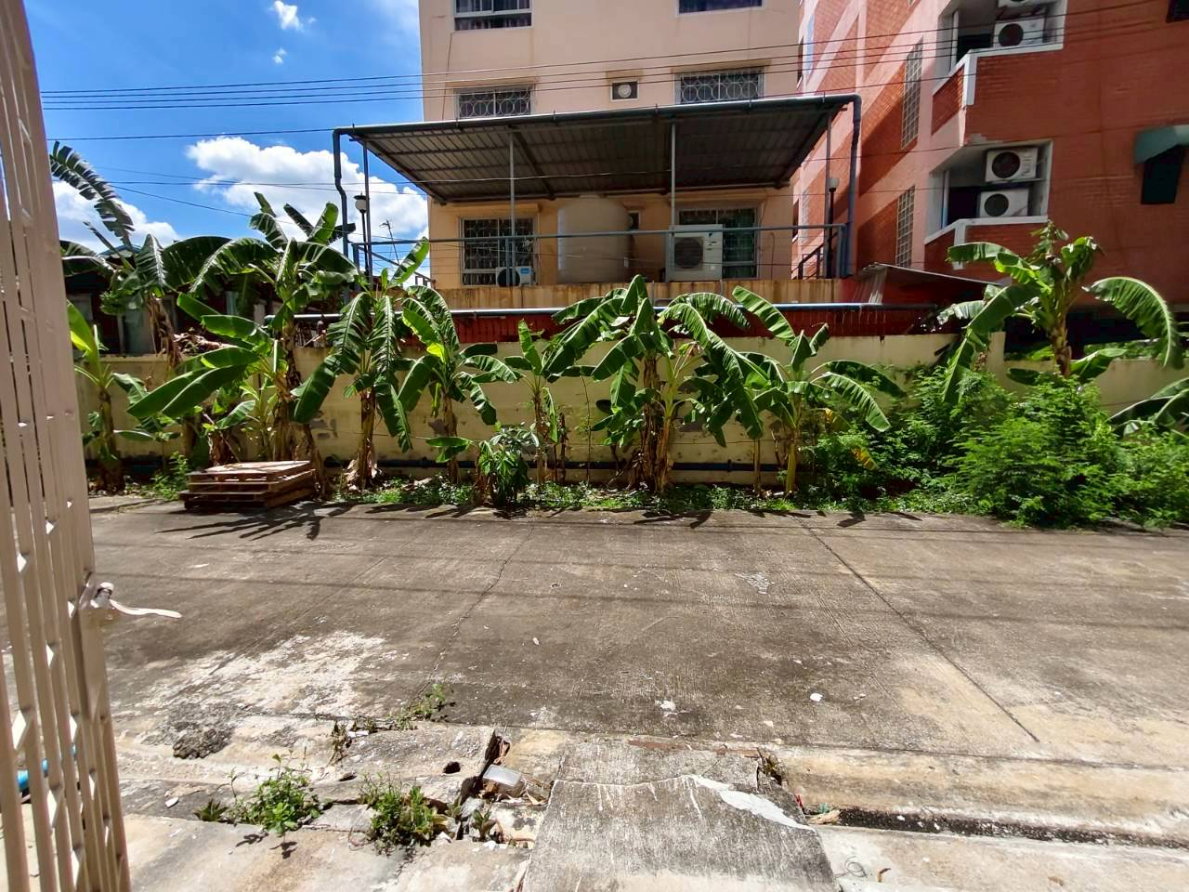 รูป คอนโดชั้นล่าง ใกล้รถไฟฟ้า รีโนเวทสวย กว้าง 75 ตร.ม. เพดานสูง 4 ม. - รูปที่ 16/18