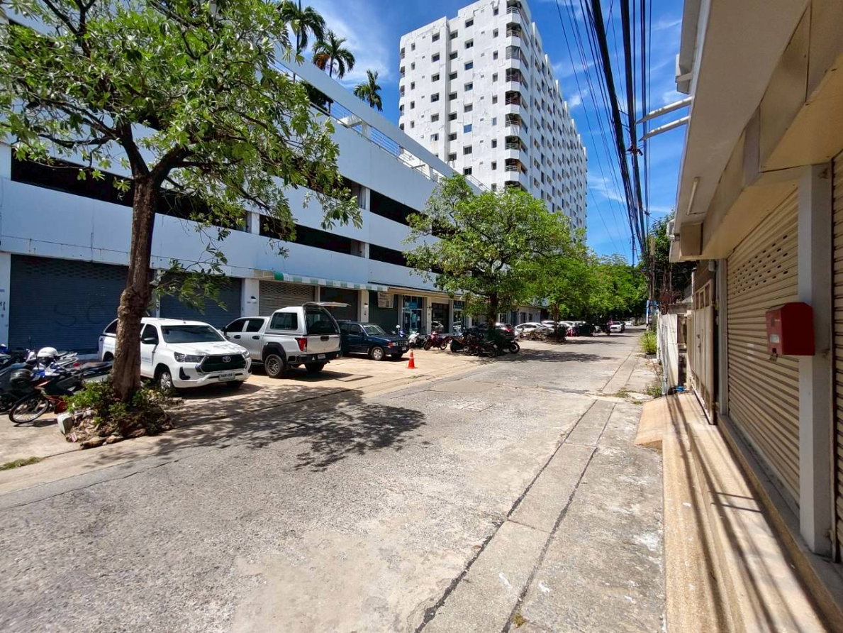 รูป คอนโดชั้นล่าง ใกล้รถไฟฟ้า รีโนเวทสวย กว้าง 75 ตร.ม. เพดานสูง 4 ม. - รูปที่ 15/18