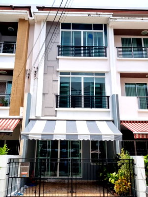 Home office for rent Thonburi Vocational College : Modern 3-story townhome for rent, 3 bedrooms, 3 bathrooms, 2 parking spaces. Baan Klang Muang Essence Sathorn-Taksin 2. Walking distance to BTS.