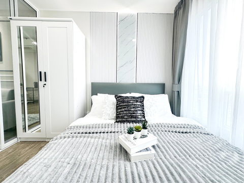 Urgent sale! Fully furnished condo, spacious room, near MRT Bang Son.