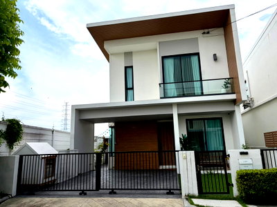 เช่าบ้านแฝด มาร์เก็ต วิลเลจ สุวรรณภูมิ : ให้ เช่าบ้านโครงการ Como Bianca  ทำเลดีมากใกล้เมกาบางนา 35 ตร.ว. 4 นอน 3 น้ำ พร้อมเฟอร์นิเจอร์และเครื่องใช้ไฟฟ้าพร้อมเข้าอยู่ หลังมุม