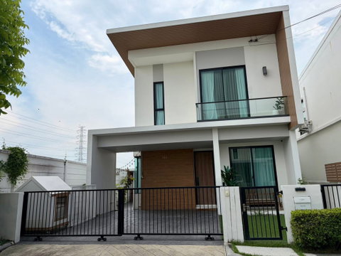 ให้ เช่าบ้านโครงการ Como Bianca ทำเลดีมากใกล้เมกาบางนา 35 ตร.ว. 4 นอน 3 น้ำ พร้อมเฟอร์นิเจอร์และเครื่องใช้ไฟฟ้าพร้อมเข้าอยู่ หลังมุม