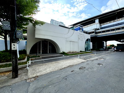 เช่าที่ดิน ม.นวมินทราธิราช : ที่ดินพร้อมอาคาร ติดถนนจรัญสนิทวงศ์ ติดสถานีบางพลัด หน้าปากซอยจรัญสนิทวงศ์ 74/1  เนื้อที่ประมาณ 172 ตารางวา 