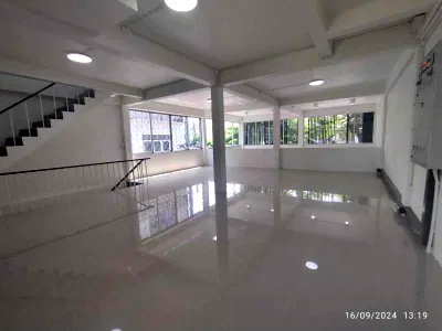 Shophouses for sale ถนนสามเสน : 3.5-Storey Commercial Building (2 Combined Units) For Sale on Main Road – Near MRT Bang Pho & The New Parliament, Ready for Business
