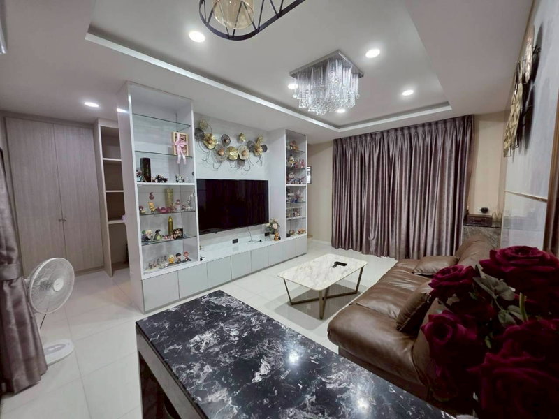 Townhouses for sale : House for Sale – Unio Town Phetkasem 110, Nong Khaem, Bangkok  3 bedrooms, 2 bathrooms, fully furnished, EV charging station installed. Corner house