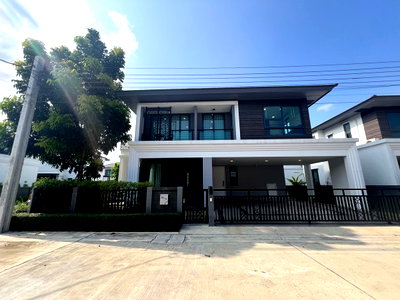เช่าบ้านเดี่ยว มาร์เก็ต วิลเลจ สุวรรณภูมิ : 🏡✨ ให้เช่าบ้านเดี่ยวหรู 2 ชั้น — Grand Britania บางนา กม.12 Modern Luxury พร้อมอยู่ ใกล้ Mega Bangna, สนามบินสุวรรณภูมิ