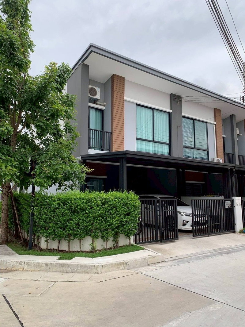 Townhouses for sale : Corner Townhouse for Sale: Unio Town Phetkasem 110 (Bangkok)  3 Bed / 2 Bath  Condition: Fully furnished & Move-in ready Built-in EV charger included