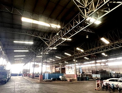 เช่าโรงงาน ถนนกิ่งแก้ว : ให้เช่าโกดัง โรงงาน พร้อมสำนักงาน / พื้นที่ใช้สอยรวม 8,000 ตารางเมตร / ทำเล ซอยกิ่งแก้ว  / โกดังมีเครน , มีตาชั่ง พร้อมใช้งาน / รถเทรลเลอร์ เข้าออกได้