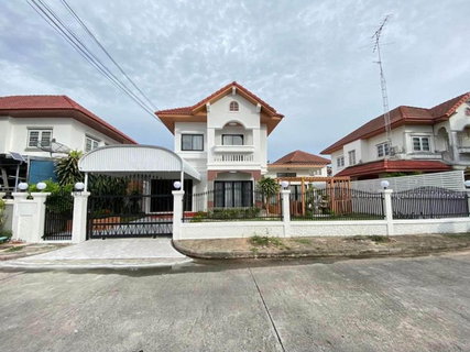 Single house for sale in the quality Sam Mukh Thani project, Bang Saen. Convenient access.