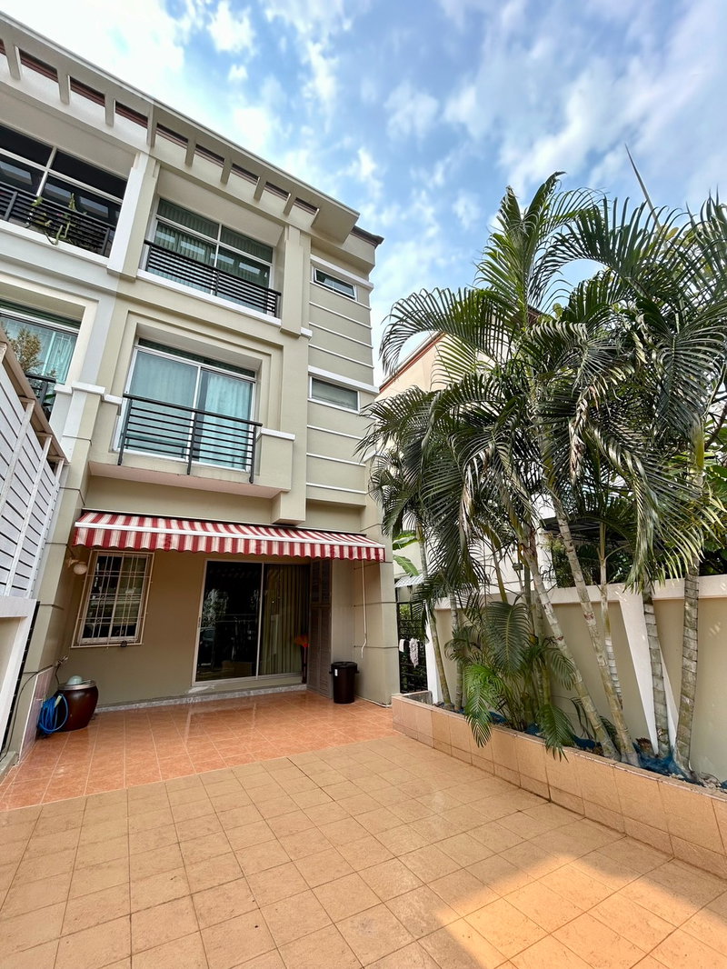 Townhouses for rent : 3-Storey Townhome for Rent at The Royal Vienna Ratchavipha – Fully Furnished, Move-In Ready
