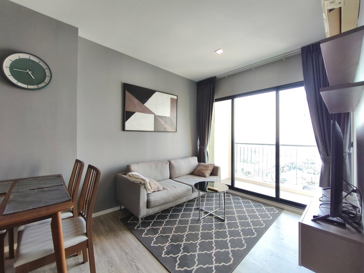 รูป Condo for RENT :   Knightsbridge Skyriver Ocean  size 62 sqm. 2 Bed / 2 Bath (Bathtub) / River View /Balcony /Closed Kitchen   𝐅𝐥𝐨𝐨𝐫 : 22nd   - รูปที่ 2/23