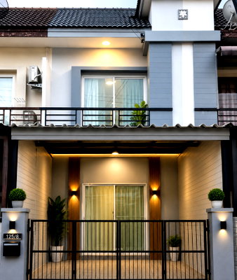 ทาวน์โฮม รร.วัดมโนรม : ขายทาวน์โฮมรีโนเวทใหม่ ม.โกลเด้นท์เพลส เครือสหพัฒน์ ศรีราชา