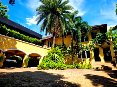 บ้านเดี่ยว ม.สวนดุสิต : บ้านเดี่ยวสไตล์ Grand Tropical ใจกลางประชาชื่น เป็นคฤหาสน์ 225 ตร.วา  พื้นที่ใช้สอย 618 ตร.ม.  ติดทางด่วนประชาชื่น ราคาพิเศษ 32,500,000 บาท