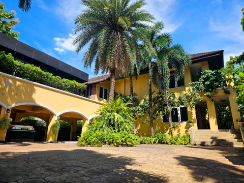 บ้านเดี่ยวสไตล์ Grand Tropical ใจกลางประชาชื่น เป็นคฤหาสน์ 225 ตร.วา พื้นที่ใช้สอย 618 ตร.ม. ติดทางด่วนประชาชื่น ราคาพิเศษ 32,500,000 บาท