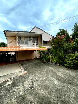 Houses for sale Bangkok : For sale  3-story detached house  Pruksachat Village by L&H (Saphan Sung, Ramkhamhaeng 118 Soi). 133 sq.wa. Excellent location, ready to move in