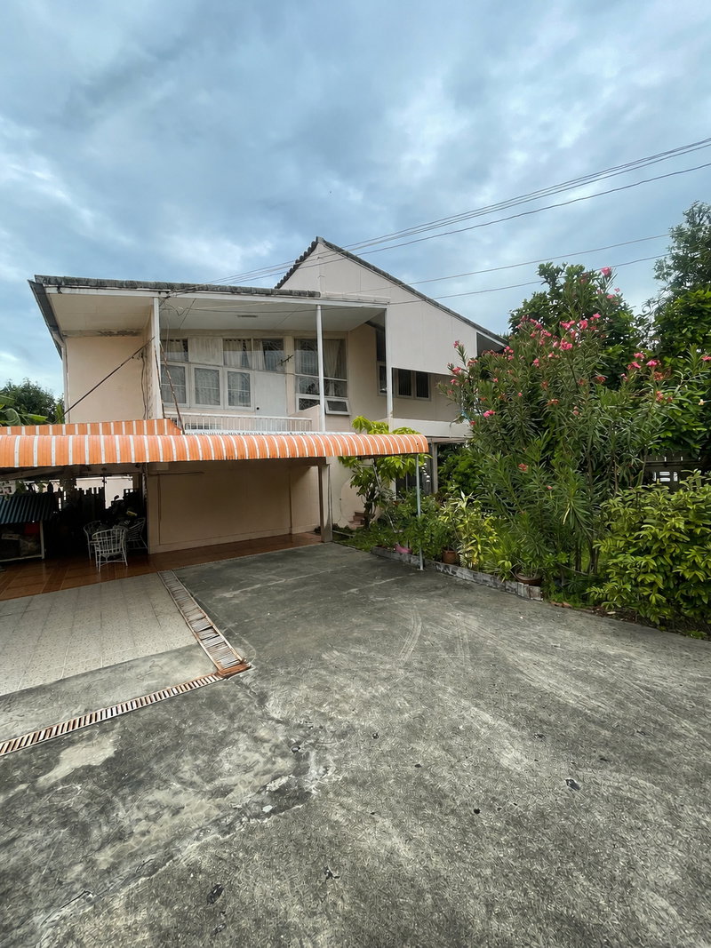 Houses for sale : For sale  3-story detached house  Pruksachat Village by L&H (Saphan Sung, Ramkhamhaeng 118 Soi). 133 sq.wa. Excellent location, ready to move in
