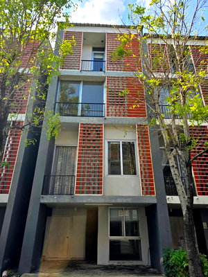 ทาวน์โฮมให้เช่า : 🏡✨ ให้เช่าทาวน์โฮม 3.5 ชั้น — ไซมิส บลอสซั่ม แอท แฟชั่น Modern Loft Townhome ดีไซน์โปร่งโล่ง เหมาะทั้งอยู่อาศัยและทำ Home Office 