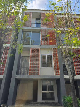 🏡✨ ให้เช่าทาวน์โฮม 3.5 ชั้น — ไซมิส บลอสซั่ม แอท แฟชั่น Modern Loft Townhome ดีไซน์โปร่งโล่ง เหมาะทั้งอยู่อาศัยและทำ Home Office 