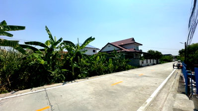 Land for sale : Land for Sale: 96 Square Wah Plot in a Prime Bang Bua Thong Location, Near Sombat Buri Market. Price Negotiable.
