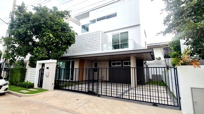 บ้านเดี่ยวให้เช่า : HR3485เช่าบ้านเดี่ยว 3 ชั้น หลังใหญ่ Nirvana ABSOLUTE กรุงเทพกรีฑาตัดใหม่ 300 ตรม. โซนพิเศษติดสวนส่วนกลาง ใกล้คลับเฮ้าส์ ใกล้รร.นานาชาติชื่อดัง