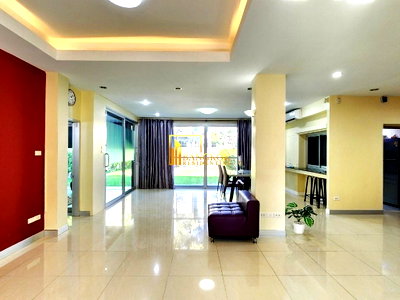 เช่าบ้านเดี่ยว ถนนเพชรบุรี กรุงเทพฯ : Rare Opportunity: Cozy 5 Bed House with Large Outdoor Space - BR7944SH
