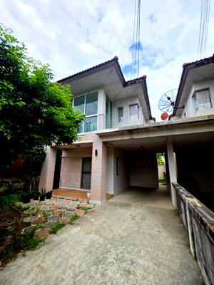 ขายบ้านแฝด : บ้านแฝดหลังมุม โฮมทาวน์ ศรีราชา พื้นที่กว้าง บรรยากาศน่าอยู่