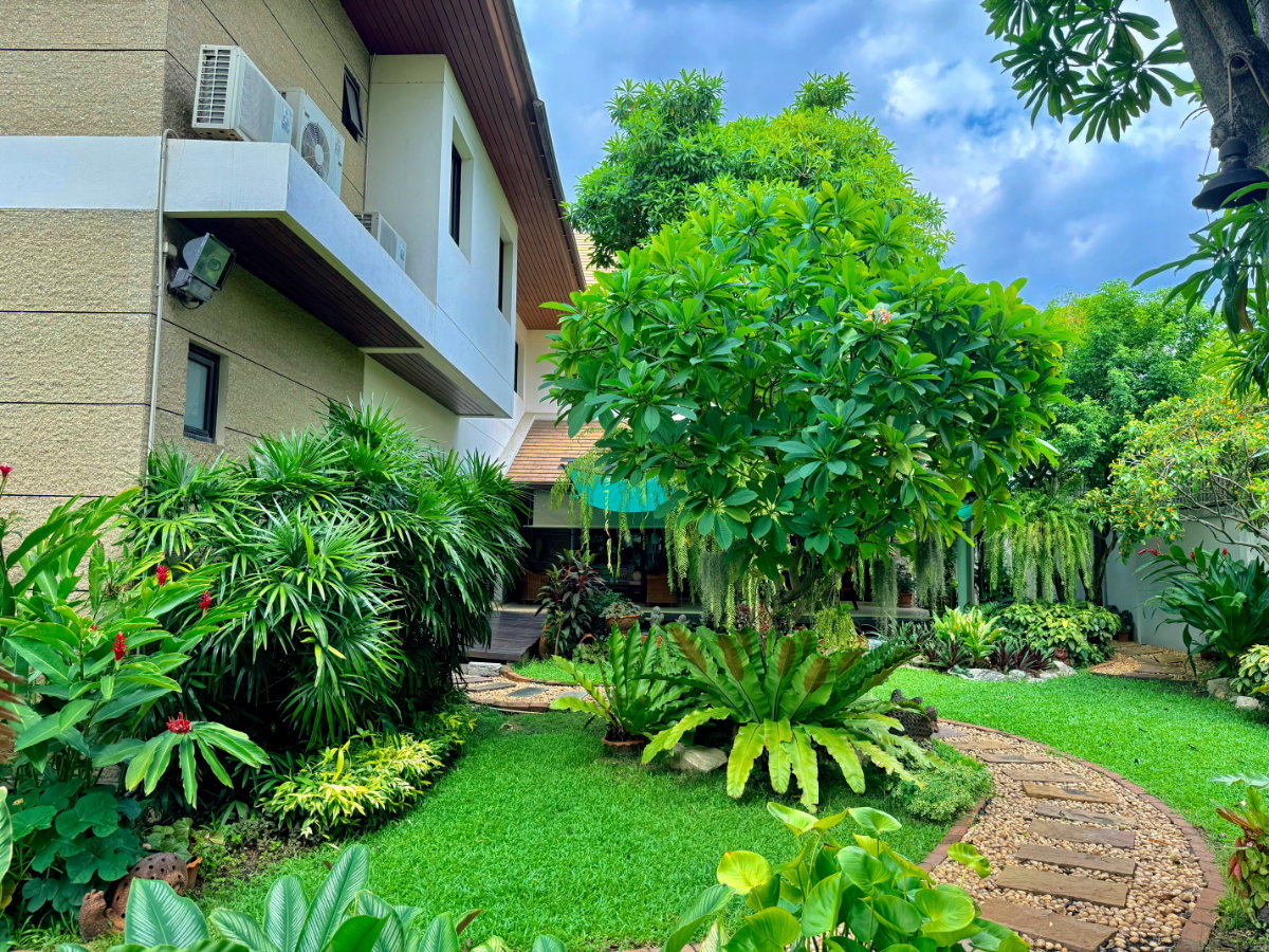 รูป ขายบ้านเดี่ยวหลังใหญ่ 243 ตร.ว. หมู่บ้านปัญญาอินทรา P1 พื้นที่ใช้สอย 560 ตร.ม. ทิศใต้ ฮวงจุ้ยเศรษฐี มีบ่อปลาคาร์ฟและสวนสวยหลังบ้าน พร้อมอยู่! - รูปที่ 9/83