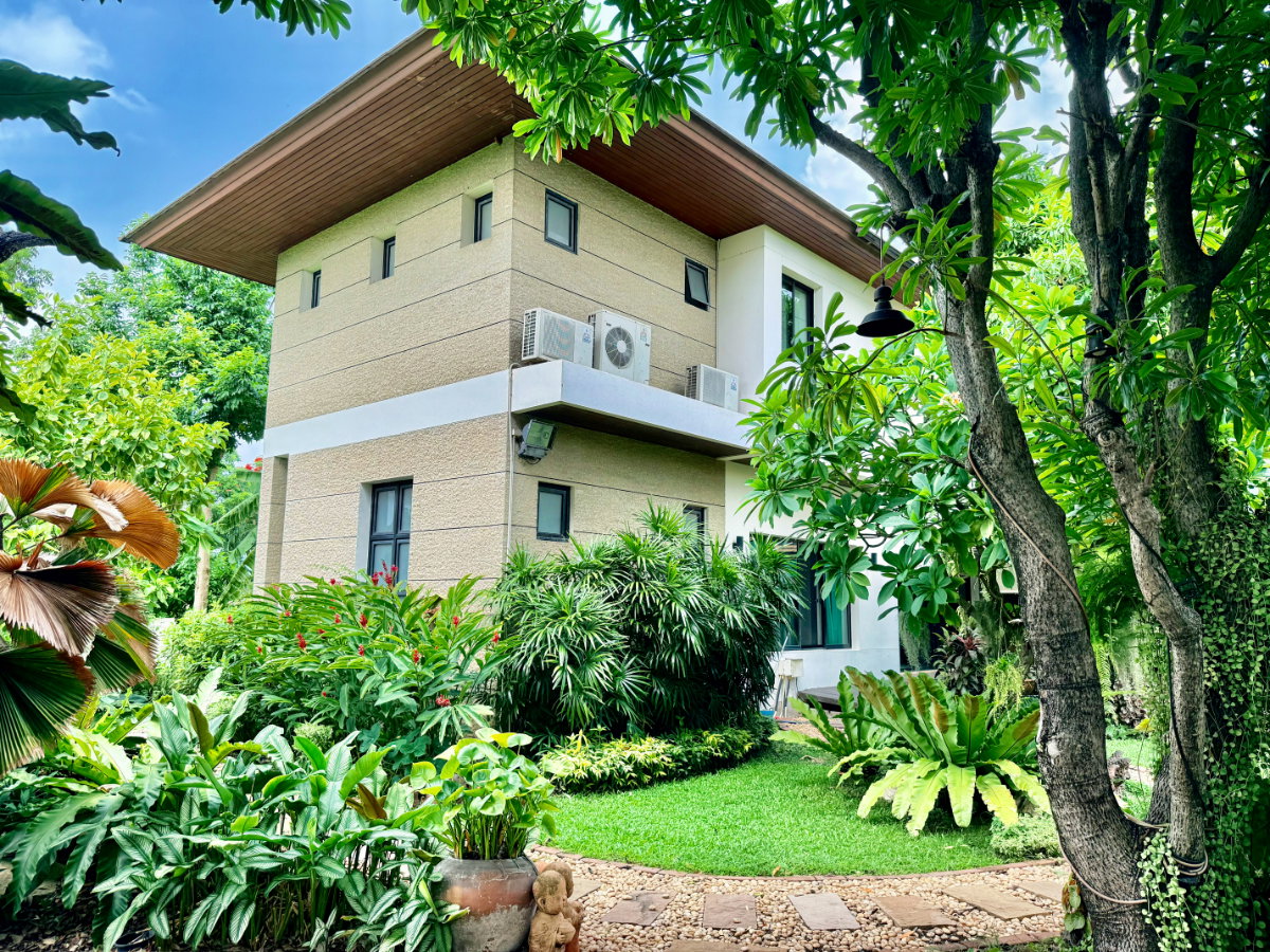 รูป ขายบ้านเดี่ยวหลังใหญ่ 243 ตร.ว. หมู่บ้านปัญญาอินทรา P1 พื้นที่ใช้สอย 560 ตร.ม. ทิศใต้ ฮวงจุ้ยเศรษฐี มีบ่อปลาคาร์ฟและสวนสวยหลังบ้าน พร้อมอยู่! - รูปที่ 8/83