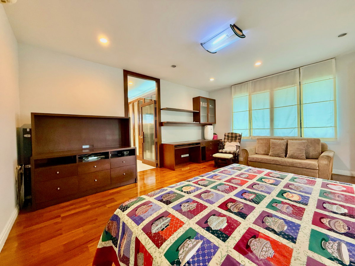 รูป ขายบ้านเดี่ยวหลังใหญ่ 243 ตร.ว. หมู่บ้านปัญญาอินทรา P1 พื้นที่ใช้สอย 560 ตร.ม. ทิศใต้ ฮวงจุ้ยเศรษฐี มีบ่อปลาคาร์ฟและสวนสวยหลังบ้าน พร้อมอยู่! - รูปที่ 75/83